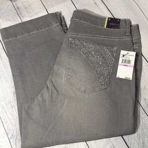 NWT Gloria Vanderbilt Jordyn slimming effect Capri